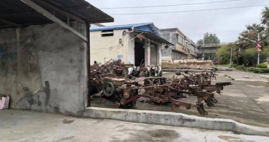 車禍中被撞毀的院牆缺口至今仍在。（圖／翻攝自極目新聞）