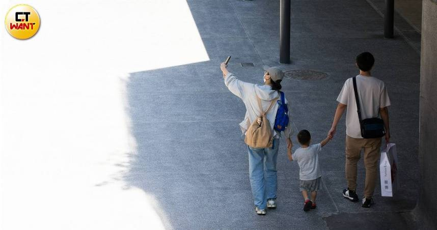 明天雙北、桃竹、南高屏等縣市有36度或以上高溫機率，中午前後紫外線偏強，還請民眾出門在外注意防曬並多補充水分。（示意圖／黃威彬攝）