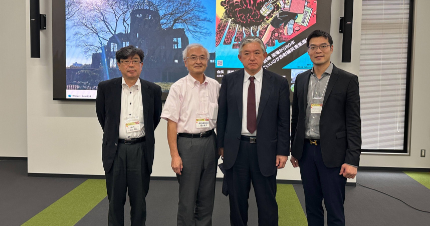 麗寶新藥總經理劉朝瀚(右一)，主辦單位日方會長廣橋伸之(右二)、理事長明石真言(左二)會後合照。（圖片提供／麗寶新藥）