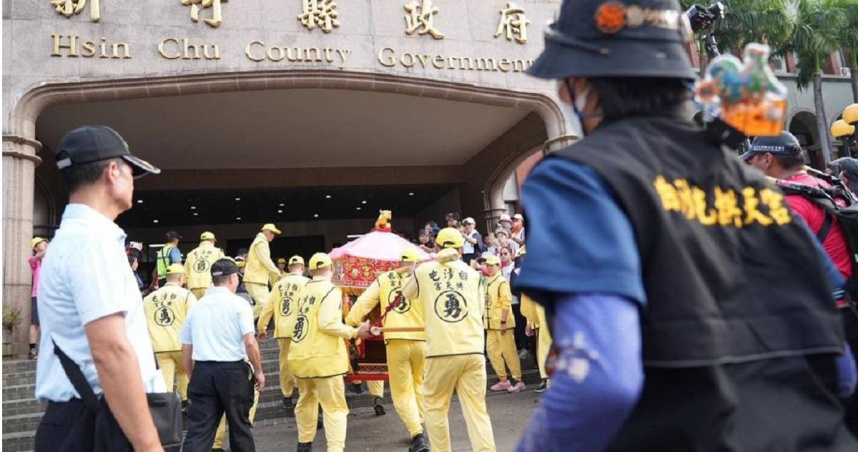 白沙屯媽祖到竹北市自由行，11日脫離路線前往新竹縣政府停轎祈福。（圖／竹北市公所提供）