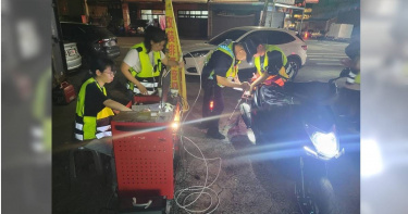 台中市豐原警分局、中市環保局、監理站18日聯合稽查，1晚便攔查11輛改裝車，其中2輛排氣檢驗不合格告發、抓獲7名青少年無照駕駛、4人酒駕等。（民眾提供）