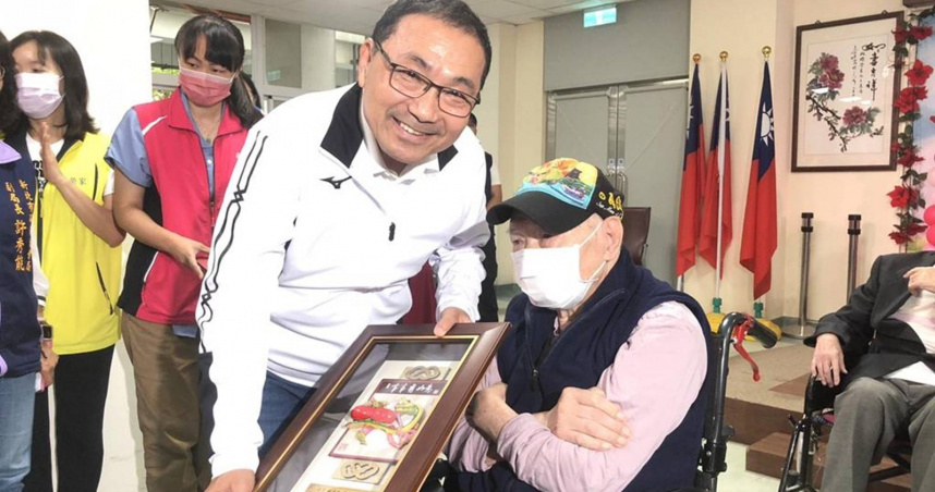 重陽節快到了，新北市長侯友宜（前排左）探視新北板橋榮家幾名長者，並致贈重陽節禮物。（圖／翻攝自板橋區公所官網）