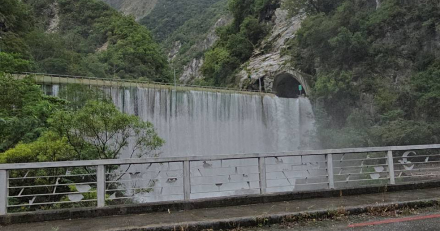 燕子口啟動壩體降挖與導流工程，以降低堰塞湖蓄水量確保安全。（圖／翻攝自臉書「林業及自然保育署花蓮分署」）