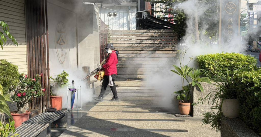 高雄市本土登革熱疫情7日新增1例確診個案，防疫團隊立即啟動社區清消作業。（圖／高市衛生局提供）