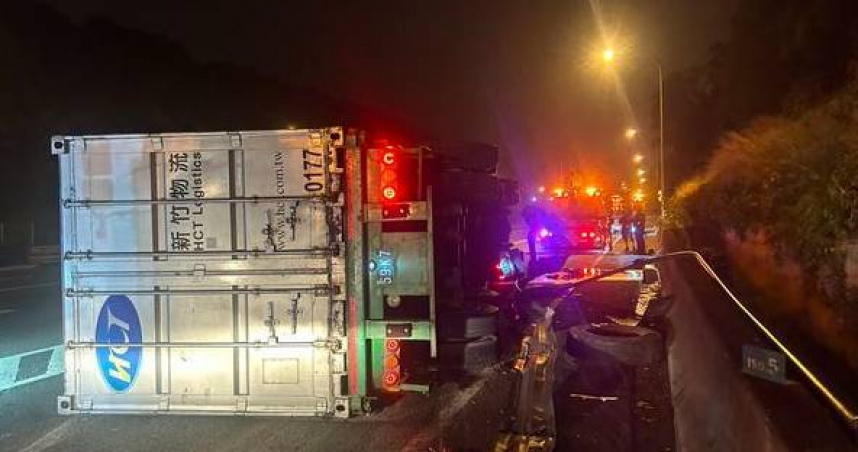 竹物流貨櫃車「國道三義翻覆」駕駛疑分心害整條路大塞車。（圖 ／翻攝畫面）