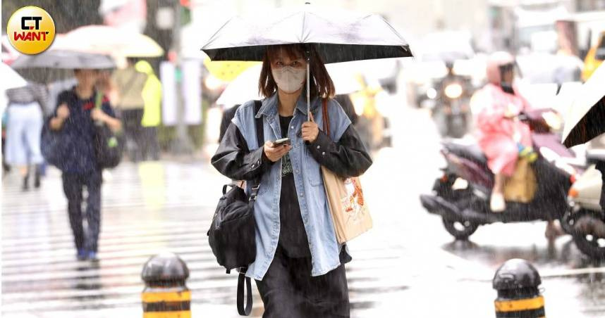 颱風停班停課標準行之有年，但前氣象局長鄭明典認為，對於濱海測站資料使用上，在決定停班停課時應有更合理且明確的準則。（圖／方萬民攝）