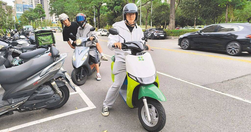 民眾認為使用共享機車的好處在於隨租隨還，像是出遊、通勤時，比大眾運輸更有彈性。（圖／中國時報李京昇攝）