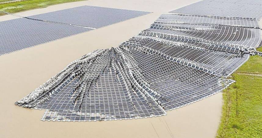 光電板充斥於中南部農地與魚塭上，若遇到風災來襲受損，恐怕又是另一個環境災難。圖為嘉義縣一處滯洪池的水面型太陽能光電板被颱風吹翻破損狀況。（圖／讀者提供）