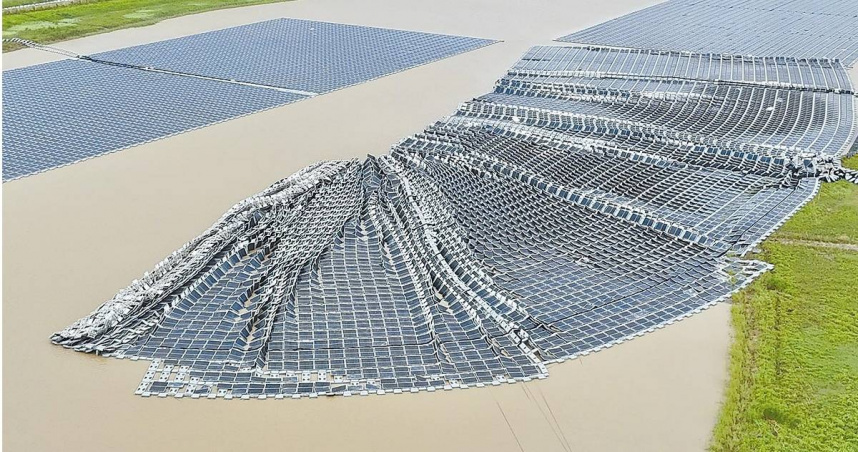 光電板充斥於中南部農地與魚塭上，若遇到風災來襲受損，恐怕又是另一個環境災難。圖為嘉義縣一處滯洪池的水面型太陽能光電板被颱風吹翻破損狀況。（圖／讀者提供）