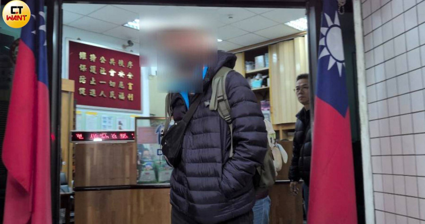 張文的雙親20日凌晨12時許完成筆錄後，不發一語隨即離開派出所。（圖／林冠吟攝）