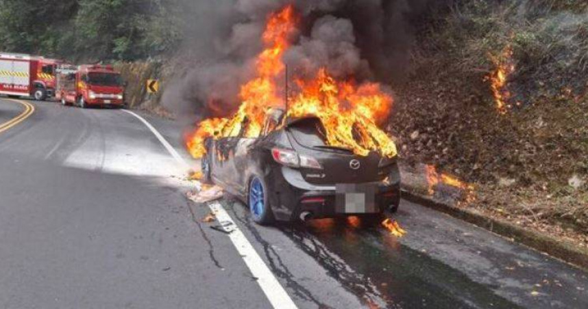 合歡山追雪車潮湧現，台14線仁愛鄉路段發生火燒車，掀背車燒到僅剩車架。（圖／翻攝畫面）