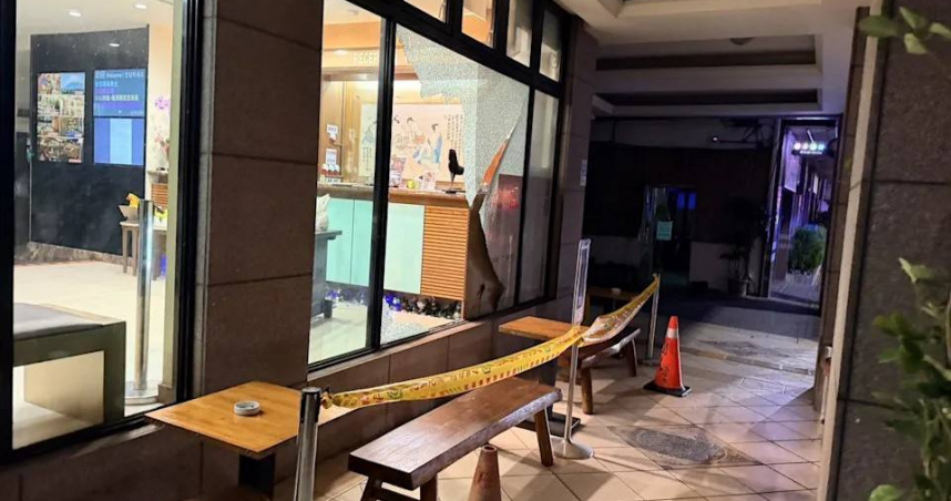 宜蘭礁溪的山泉大飯店大廳玻璃被地震震碎。（圖／翻攝中天新聞）