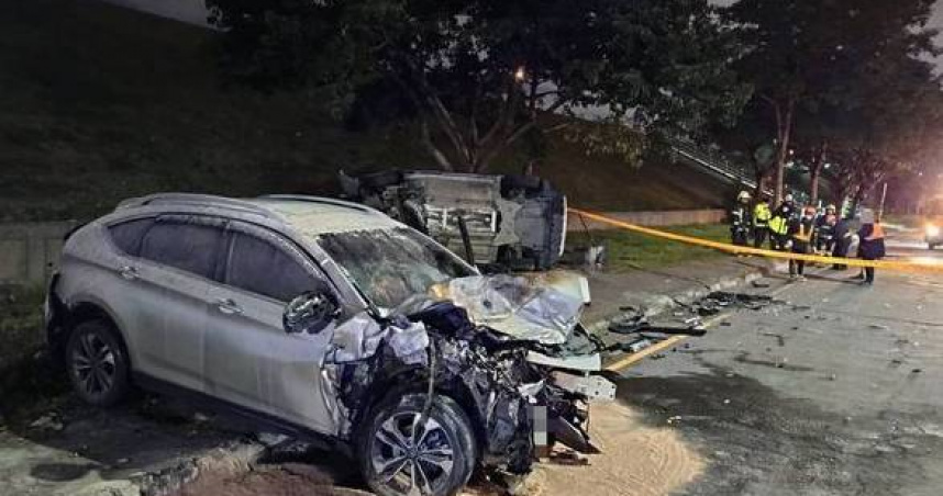 三重毒駕猛撞路肩車翻覆起火，25歲男快篩陽性丟毒證據遭警逮送辦。（圖 ／翻攝畫面）