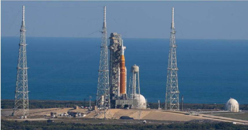 搭載獵戶座太空船的阿提米絲二號太空發射系統（SLS）火箭位於移動發射架上。（圖／達志／美聯社）