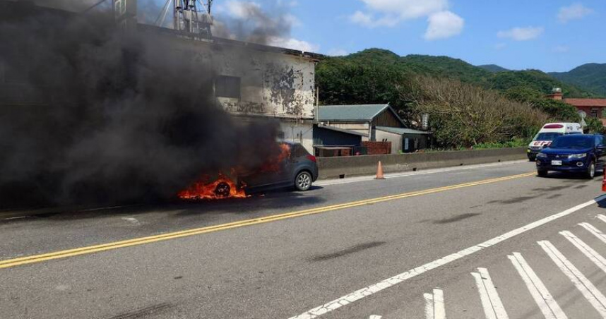 新北市貢寮區保安宮前13日上午發生火燒車事故，轎車引擎室突然起火，消防人員到場撲滅火勢，整車燒毀報廢，所幸無人傷亡。（圖／翻攝畫面）