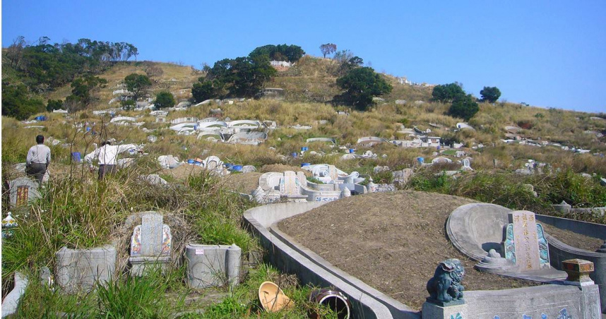 「土葬」後10年左右都要「撿骨」。（圖／楊登嵙提供）