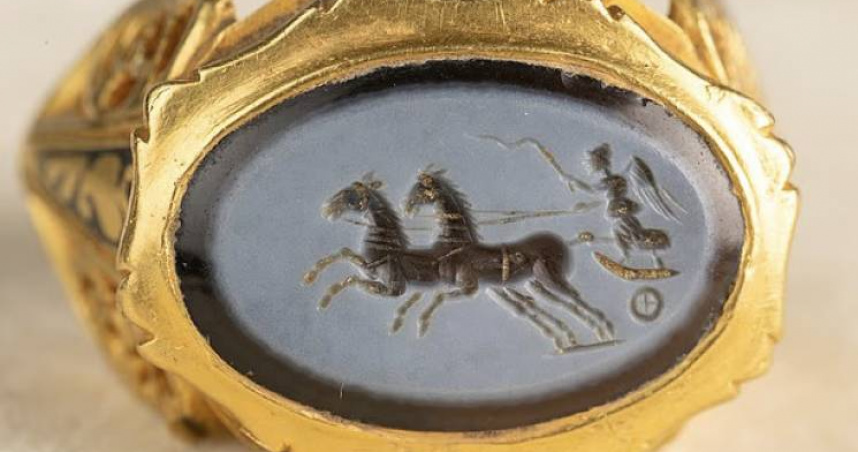 英國退伍軍人凱文明托挖出1700年前古羅馬黃金戒指，價值約300萬元台幣。（圖／翻攝自UK. Southwest Heritage Trust）