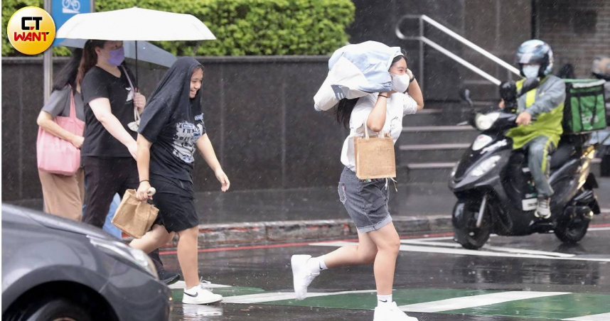 中央氣象署17日下午發布12縣市大雨特報。（圖／黃耀徵攝）