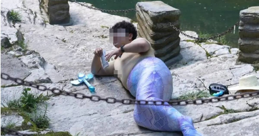 大陸湖北一處風景區出現「胖人魚」NPC，意外吸引大量人潮前往朝聖，並紛紛爭相合影。（圖／翻攝自微博／極目新聞）