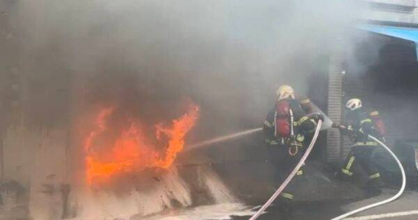員林商圈驚傳電動車爆炸！透天厝瞬間陷火海　2人受困驚險獲救