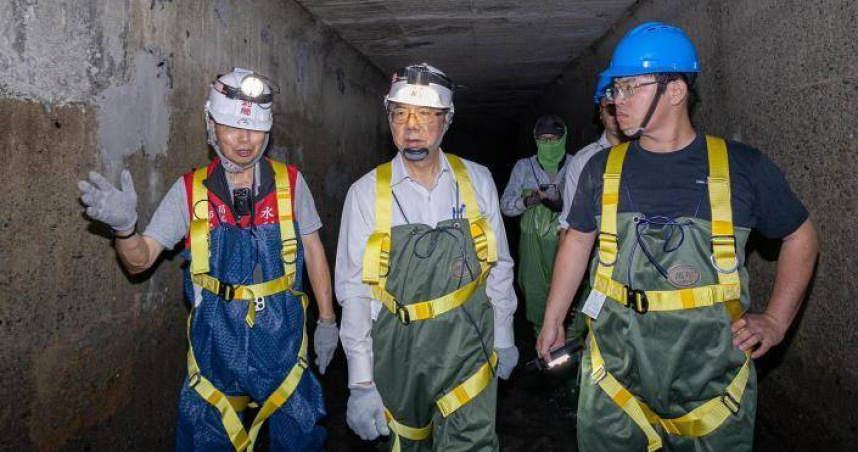 台南市政府水利局表示，市長黃偉哲重視下水道建設，多次親自進入下水道勘查。（圖／取自台南市政府網站）