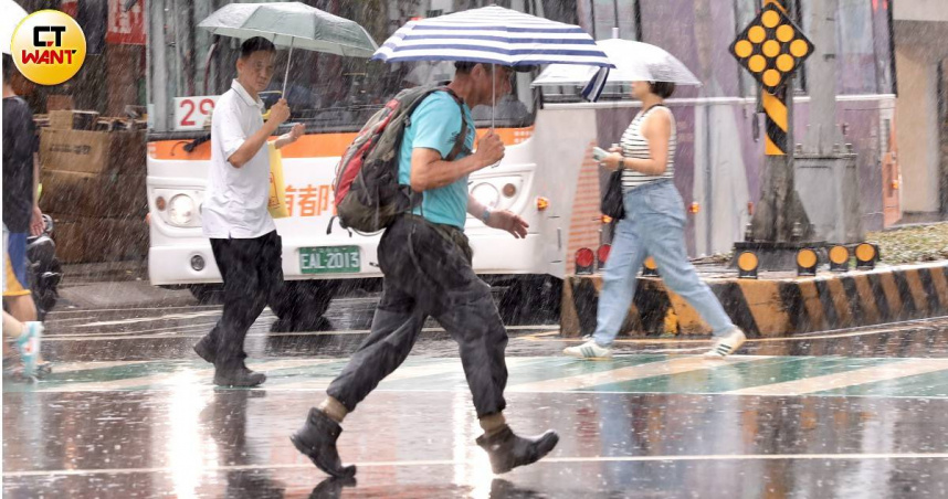因低壓帶影響，南部需注意局部大雨。（圖／黃耀徵攝）