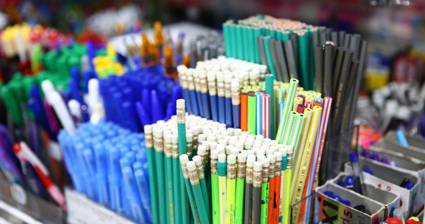 開學前一晚不少家長臨時替孩子採買文具，文具店湧現大批人潮。（示意圖／翻攝自unsplash）