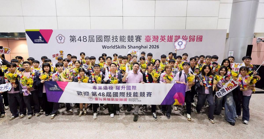 技能國手凱旋歸國，總統賀電肯定，勞動部長洪申翰親赴機場迎接。（圖／勞動部）