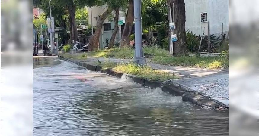 高雄鳳山爆管！大水狂湧淹到小腿　7933戶緊急停水