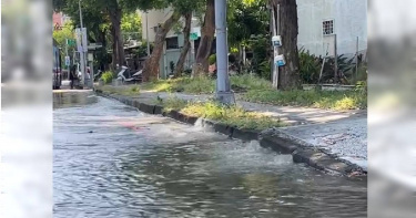 高雄鳳山國泰路二段、新富路口疑似地下水管爆裂，大量自來水湧上路面，低窪處一度淹至小腿。（圖／翻攝自臉書，高雄市議員李雅靜）