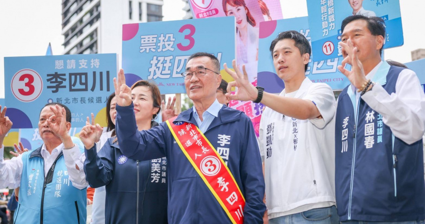 李四川和黨籍議員候選人、幹部們站路口向市民懇託。（圖／李四川競辦提供）