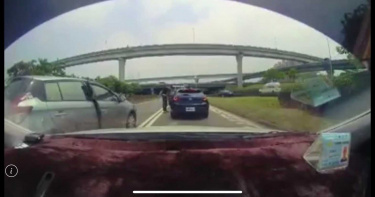 不爽被按喇叭又超車 2惡煞持刀攻擊車主
