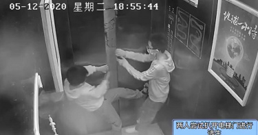 頑皮硬扒電梯門「只見一面牆」!8歲男童脫困「頭慘卡30cm縫隙」