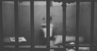 半夜偷「咬」同房獄友! 管理員看監視器大驚:鑽進他棉被裡含