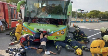 嘉義公車左轉撞機車 妙齡女騎士雙腿倒掛插進車頭