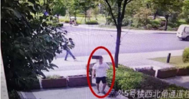 斯文男看片心癢癢!潛女廁「趴地偷窺」…被抓包辯:我是女生