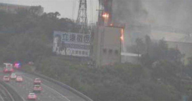 連國1都可見!高公局頭份機房冒熊熊火光 黑色濃煙直竄天際