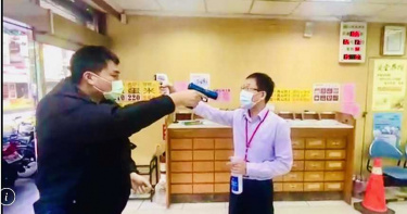 大膽狂徒白晝搶三重農會? 保全持額溫槍要求先「量體溫」