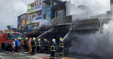 墾丁大街一間電動車出租店9日中午傳出火警，7台電動車遭燒毀，店家隔壁也受到波及牆被煄黑，所幸無人傷亡。（圖／中國時報潘建志翻攝，下同）