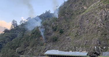 中橫便道17K發生火燒山，上邊坡可見明火及濃煙。（圖／民眾提供／中國時報王文吉台中傳真）