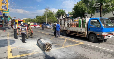 警消到場處理，貨車上的乙炔瓶洩漏氣體被消防人員關閉。（圖／翻攝畫面）