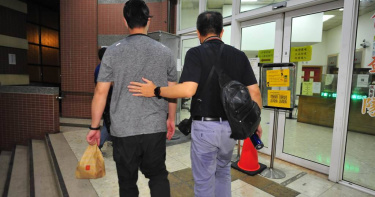 張嫌（左一）犯案後遭警方逮補，目前仍在羈押中。（圖／民眾提供）