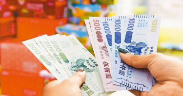 財政部印刷廠受惠於印製三倍券、五倍券封套,109年度營業收入和淨利高於108年度,111年度已無該等營收挹注。(鄭任南攝)