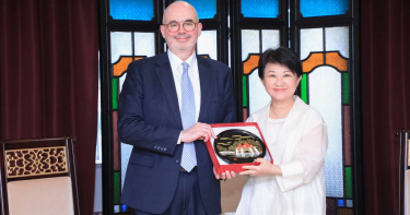 美國在台協會處長谷立言（Raymond Greene）一行人8日拜會台中市政府。（圖／中市府提供）