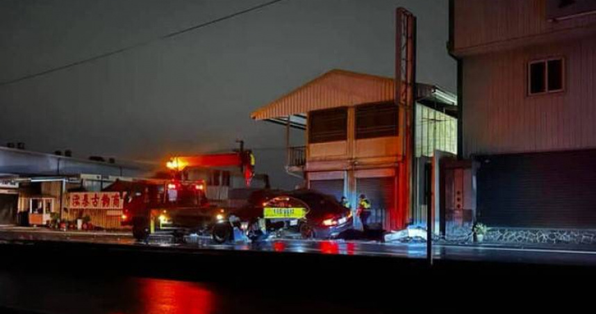 南投1輛轎車凌晨自撞變電箱，害90多戶居民無電可用，豈料駕駛竟棄車逃逸。（圖／翻攝草屯人臉書）