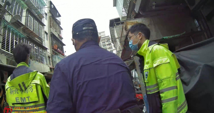 樹林男因失眠情緒激動出腳傷人，警方到場協助順利將其送醫。（圖／翻攝畫面）