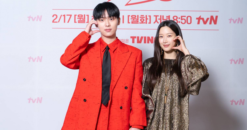 文佳煐（右）談到與小6歲的崔顯旭有不少浪漫對手戲，較年長她產生了一種責任感。（圖／愛奇藝國際站提供）