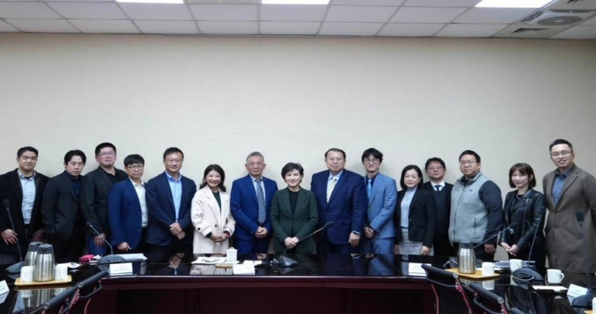 行政院鄭麗君副院長（右八）、數位發展部闕河鳴次長、數位發展部資通安全署副署長鄭欣明、數位發展部數位產業署黃雅萍副署長與立法委員林楚茵（左六）。（圖／台灣資安大聯盟提供）