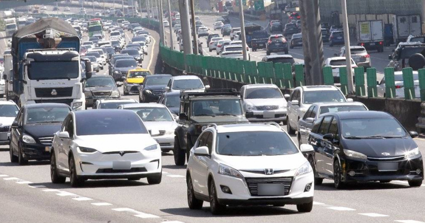 228連假28日登場，大批南下車潮湧入國道1號泰山路段。（圖／中國時報記者范揚光攝）