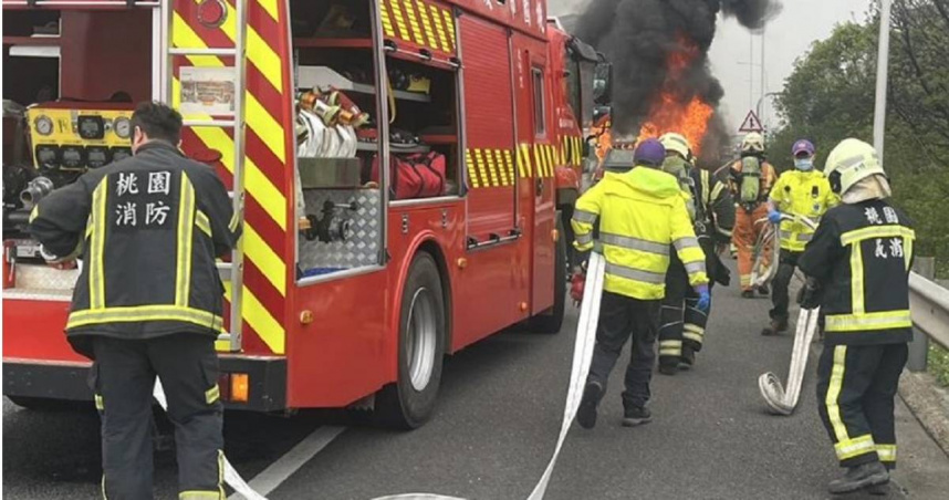 國道2號桃園段有1輛BMW突起火燃燒，嚇壞車上人員下車逃生，所幸並無傷亡。（圖／翻攝畫面）